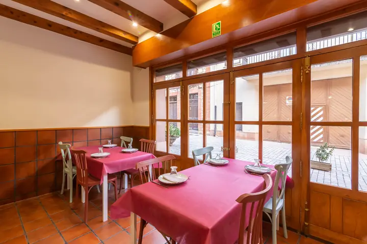 Comedor del Restaurante DeCasa con vigas de madera