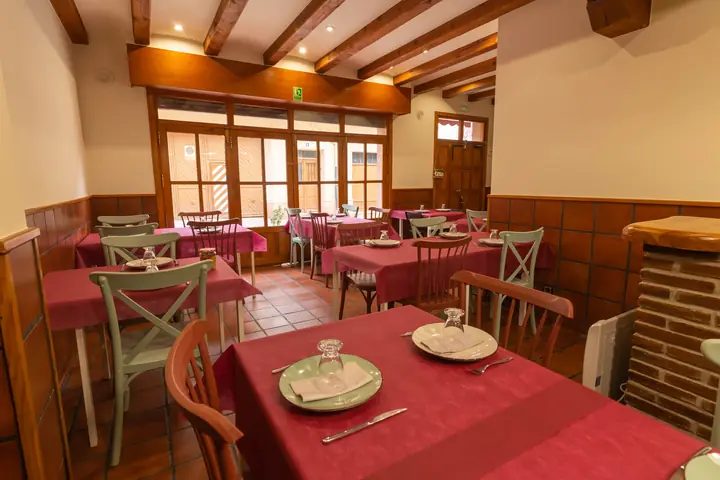Salón luminoso del restaurante