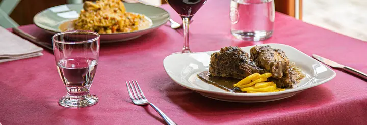 Mesa del Restaurante DeCasa con comida casera y vino