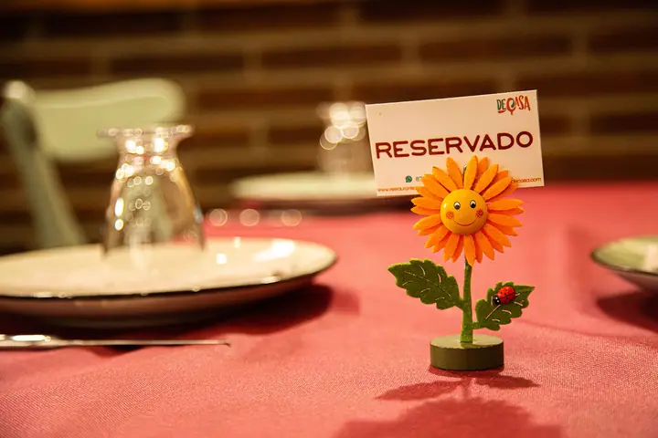 Mesa reservada con detalle floral en el Restaurante DeCasa