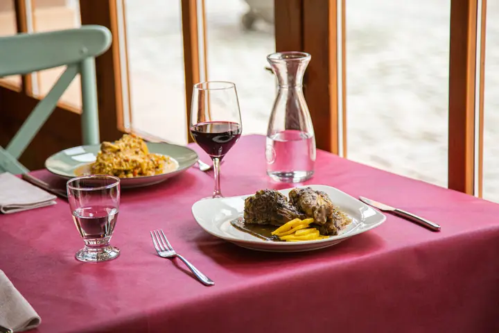 Mesa con comida casera y vino tinto