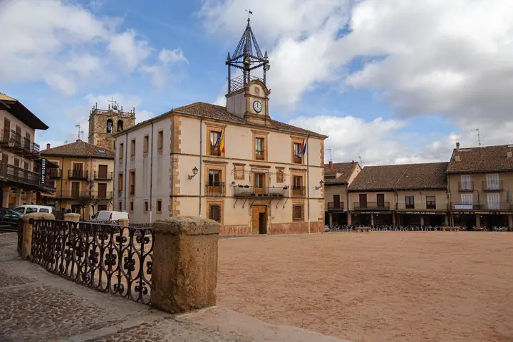 Plaza Mayor de Riaza con el Ayuntamiento
