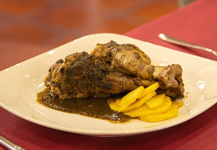 Pollo de corral guisado servido en la mesa