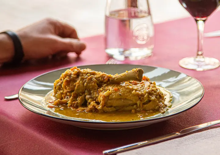 Pollo de corral en pepitoria
