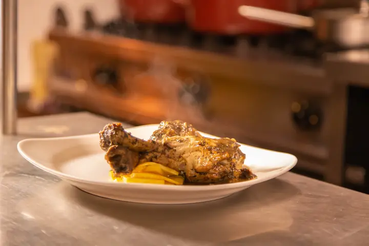 Pollo de corral recién salido de la cocina