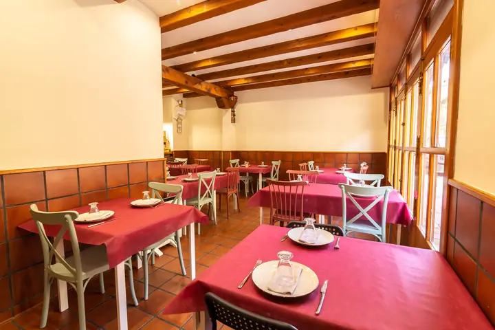 Mesas preparadas en el comedor de DeCasa
