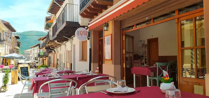 Terraza del Restaurante DeCasa en el centro de Riaza