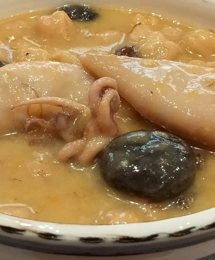 Garbanzos con chipirones y setas Garbanzos con chipirones y setas